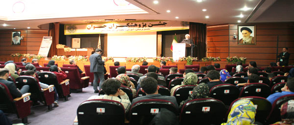 اختتامیه اولین نمایشگاه کتاب دانش آموزان مولف  با حضور مدیر موسسه تنظیم ونشر آثار امام خمینی (س) اصفهان برگزار گردید