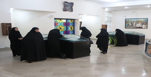 بازدید بانوان بسیجی از نگارستان امام خمینی (ره) اصفهان